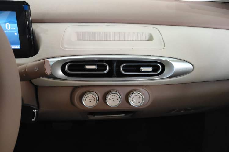 Used Wuling Hongguang MINIEV 2025 Four-Door Version Advanced Edition Audio And AC Panel