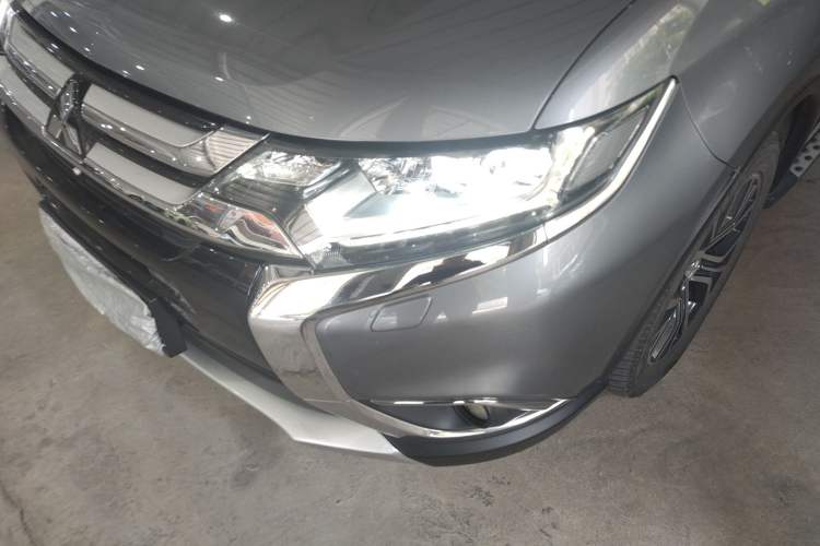 Used Mitsubishi Outlander 2016 2.4L 4x4 Elite Edition 5 Seats Left Front Headlight