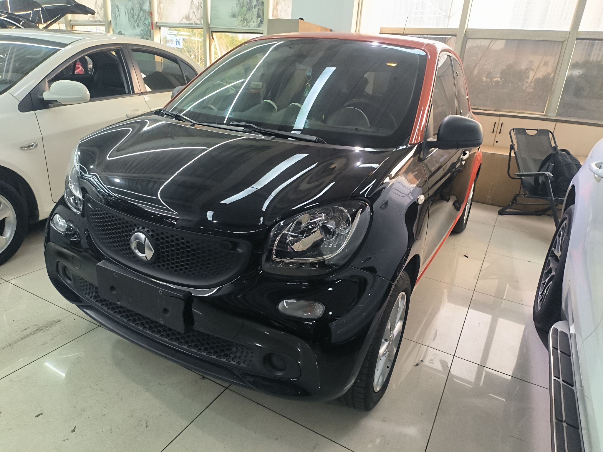 تحت مقدمة السيارة