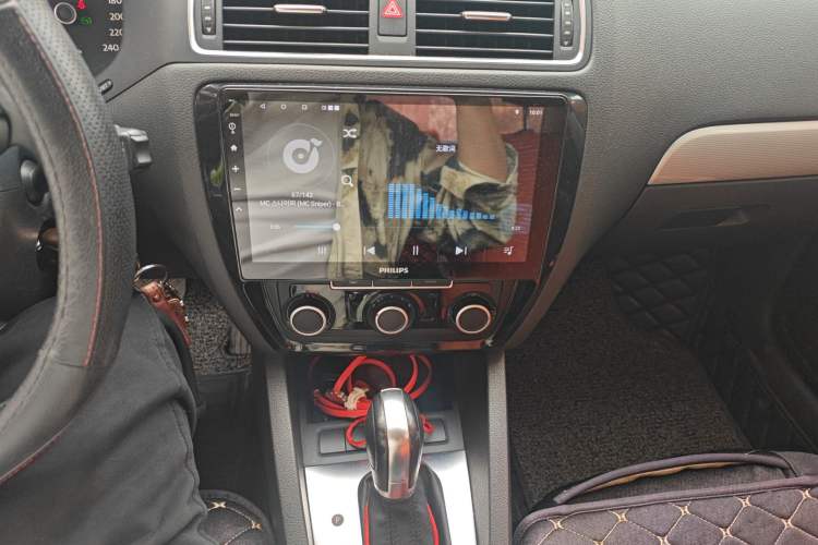 Used Volkswagen Sagitar 2014 1.6L Automatic Comfort Model Audio And AC Panel