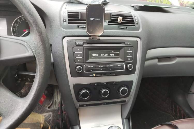 Used Skoda Octavia 2013 1.6L Manual Yijie Edition Audio And AC Panel