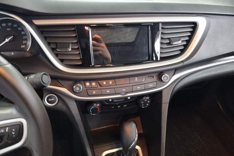 Used Buick GT 2021 Revised Version Flagship 1.5L Automatic Elite Edition Audio And AC Panel