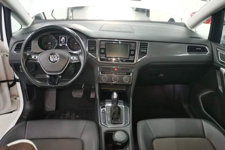 Used Volkswagen Golf Sportsvan 2018 230TSI Automatic Trend Edition Center Console