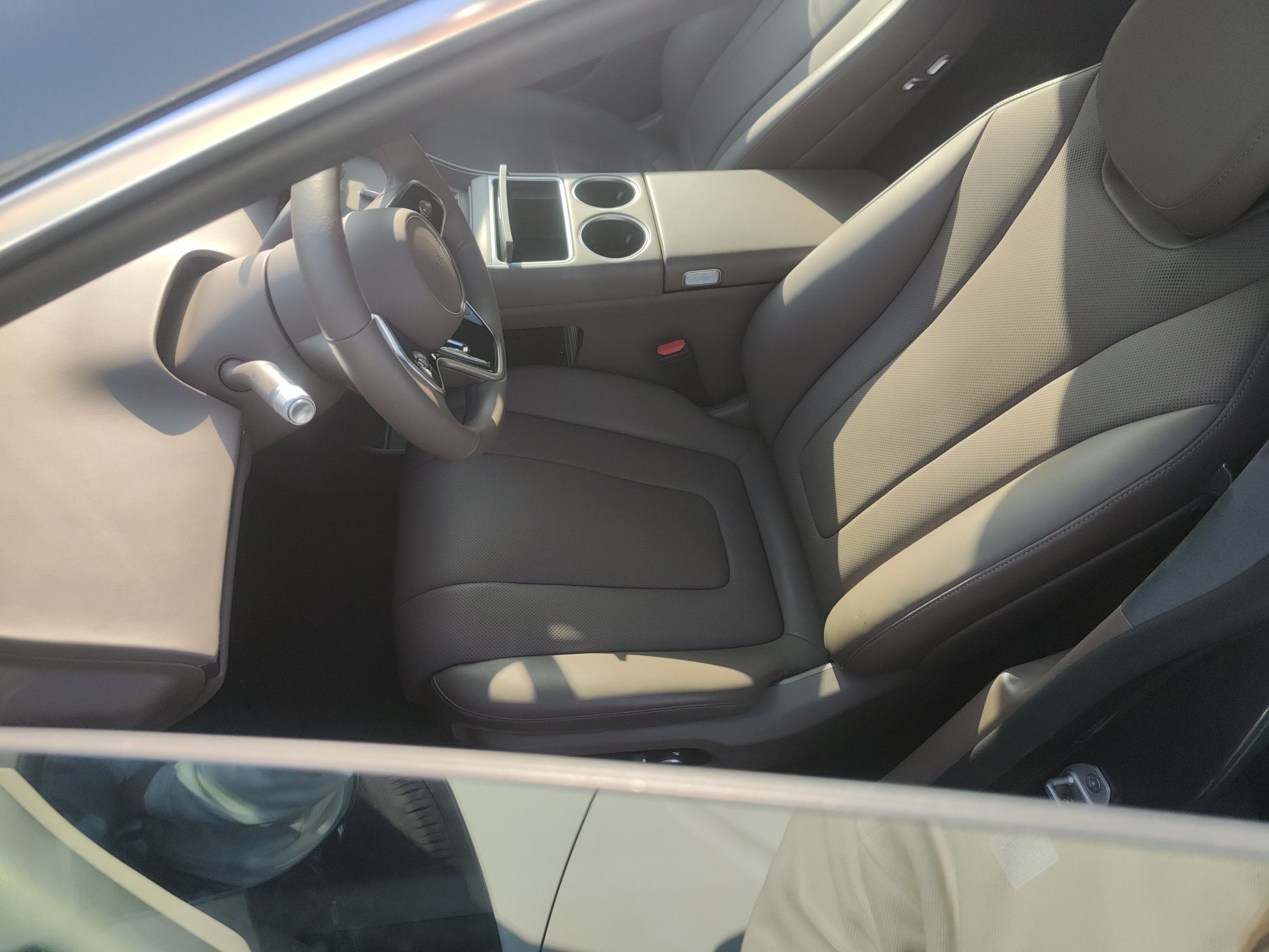 Переднее сиденье в автомобиле