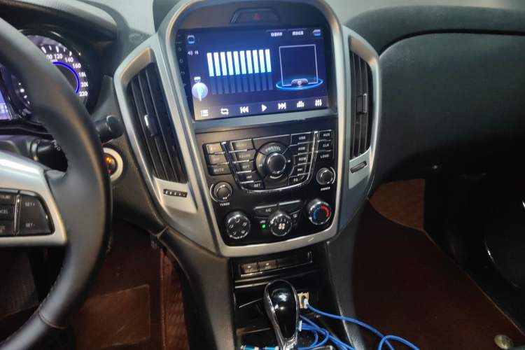 Used JMC Yusheng S350 2013 2.4T Automatic 2WD Diesel Luxury Edition 5 Seats
