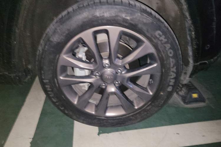 Used Jeep Grand Cherokee 2016 3.6L Elite Navigation Edition Right Front Wheel Hub