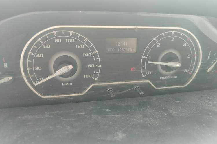 Used SAIC MAXUS Xintu V80 2018 2.5T 6-Speed Manual Aoyuntong Short Wheelbase Mid-Height 5-6 Seater