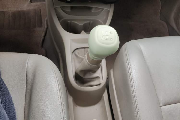 Used Nissan Livina 2010 Jingyue Edition 1.6L Manual All-Around Model Gear Lever