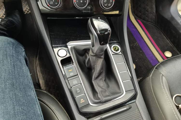 Used Volkswagen Sagitar 2021 280TSI DSG Excellence Edition Gear Lever