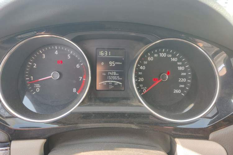 Used Volkswagen Sagitar 2015 1.6L Manual Comfort Model Odometer Close Up