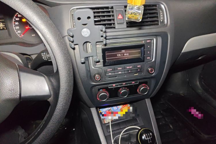 Used Volkswagen Sagitar 2014 Revised Version 1.6L Manual Comfort Edition Audio And AC Panel