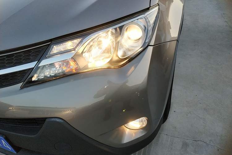 Used Toyota RAV4 2015 2.0L CVT Two-Wheel Drive Fashion Edition