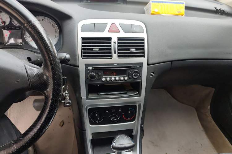 Used Peugeot 307 2010 Hatchback 1.6L Automatic Comfort Edition Audio And AC Panel