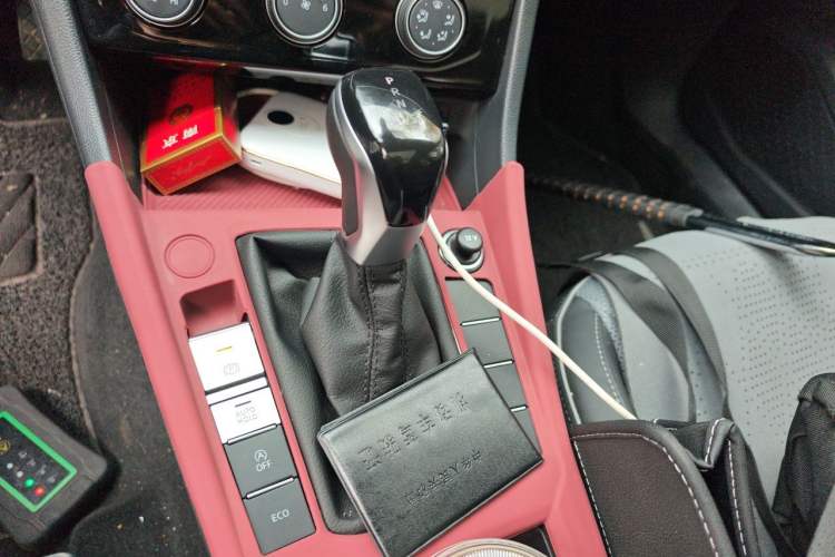 Used Volkswagen Sagitar 2025 Revised 300TSI DSG Excellence Edition Gear Lever