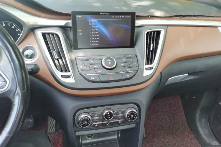 Used Soueast DX7 2015 1.5T Automatic Luxury Model Audio And AC Panel