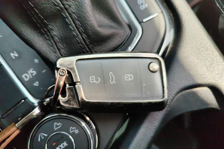 Used Volkswagen Tiguan L 2023 Facelifted 380TSI Automatic All-Wheel Drive R-Line Plus Version 7-Seater Vehicle Key