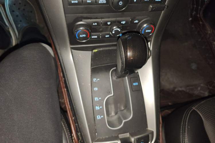 Used Chevrolet Captiva 2015 2.4L 4x4 Flagship Edition 7-Seater
