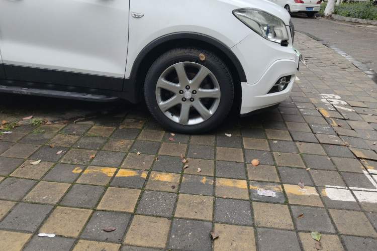 Used Buick Encore 2014 1.4T Automatic Two-Wheel Drive Urban Leading Model Right Front Wheel Hub