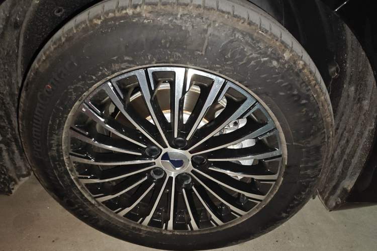 Used Denza D9 2023 DM-i 965 Luxury Model Right Front Wheel Hub