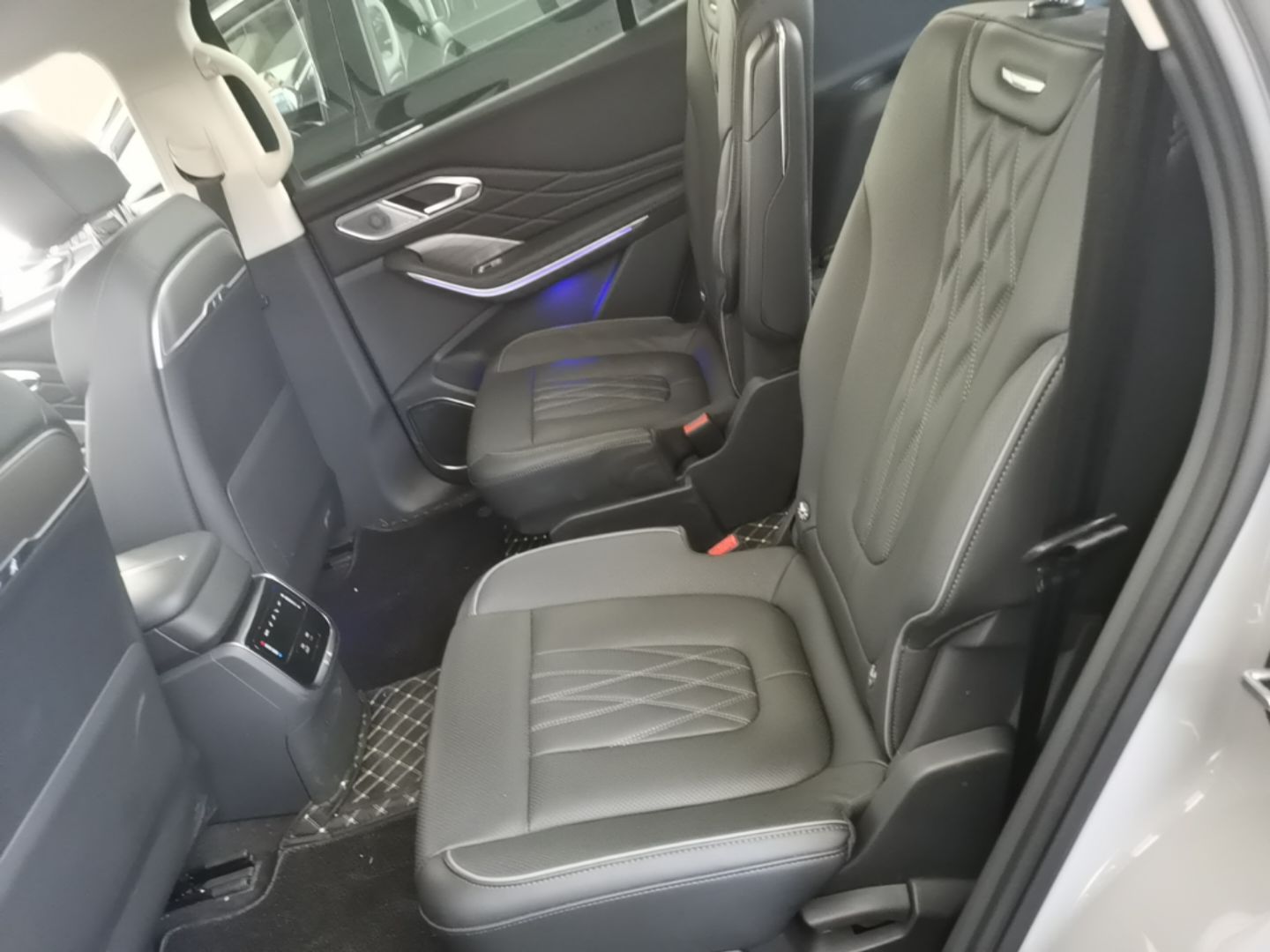 Hongqi HS7 PHEV 2024 2.0T PHEV Four-Wheel-Drive Flagship Edition 6 Seats — снимка 20