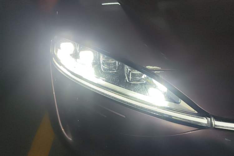 Used Hima Luxeed R7 2024 Pure Electric 667km Pro Right Front Headlight