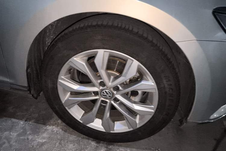 Used Volkswagen Magotan 2019 330TSI DSG Luxury Model China V Standard Right Front Wheel Hub