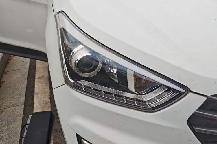 Used Hyundai ix25 2015 1.6L Automatic Two-Wheel-Drive Deluxe DLX Model Right Front Headlight