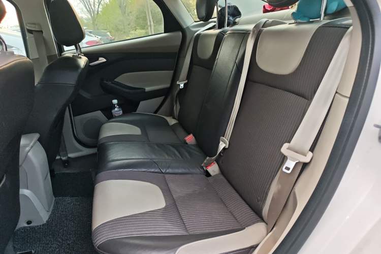 Used Ford Focus 2012 Sedan 1.6L Automatic Fashion Edition
