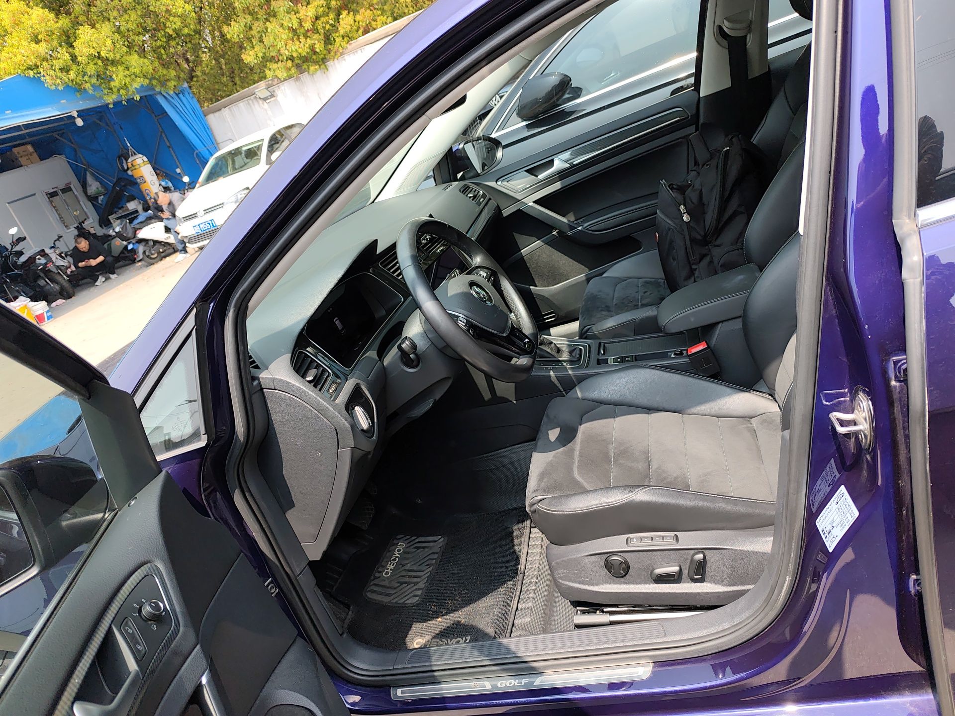 Переднее сиденье в автомобиле