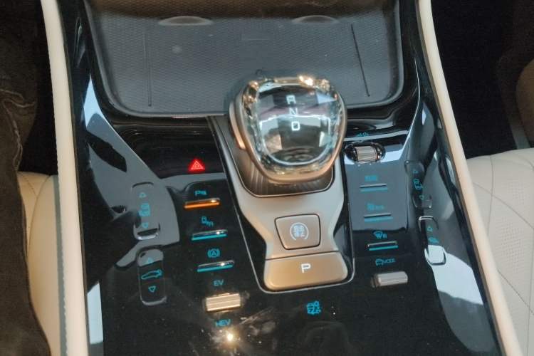 Used Denza D9 2022 DM-i 970 Four-Wheel Drive Prestige Model Gear Lever