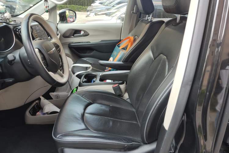 Used Chrysler Grand Voyager 2017 3.6L Premium Edition Left Front Seat