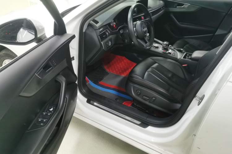 Used Audi A4L 2019 40 TFSI Ambition China VI Driver Seat