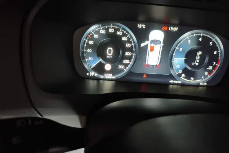 Used Volvo XC90 2020 T5 SmartDrive Luxury 7-Seater Odometer Close Up