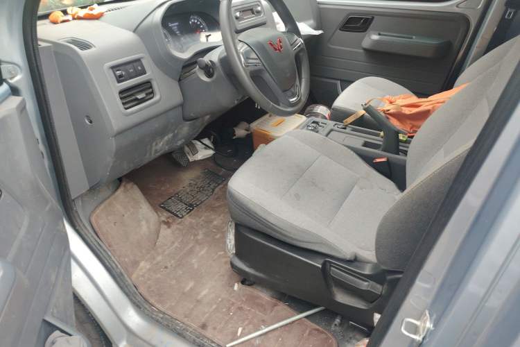 Used Wuling Yangguang 2024 300KM Comfort Version Passenger Van 75kW
