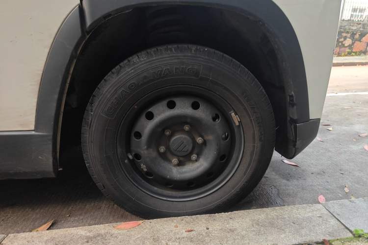 Used Foton Scenic i7 2025 Professional Logistics Short-Wheelbase Front-Wheel Drive Aiyike 41.86 kWh Zhiyuan Edition Flat Roof Single Tire 2 Seats Right Front Wheel Hub