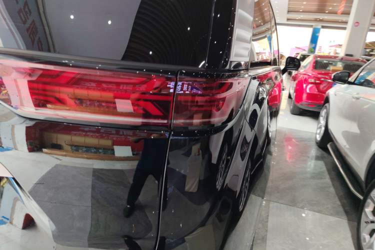 Used Denza D9 2024 DM-i 980 Four-Wheel Drive Prestige Model Exterior 3