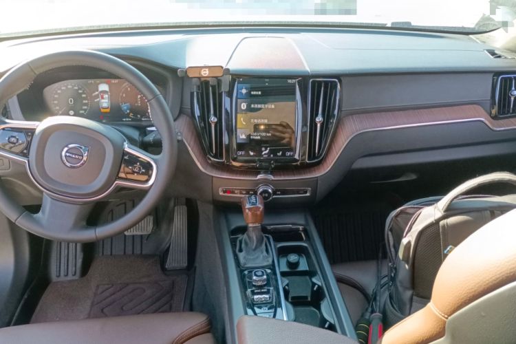Used Volvo XC60 2021 T5 4x4 Smart Luxury Edition Center Console