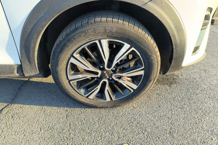 Used Kia kx1 Stonic 2021 1.4L Automatic Fun Edition Right Front Wheel Hub