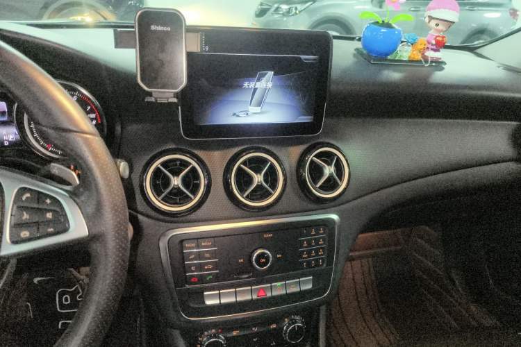 Used Mercedes-Benz GLA 2019 GLA 200 Dynamic Edition Audio And AC Panel