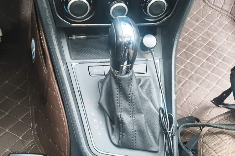 Used Volkswagen Lavida 2015 1.6L Automatic Comfort Edition Gear Lever