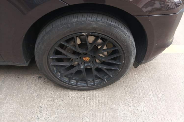 Used Porsche Macan 2018 Macan 2.0T Right Front Wheel Hub