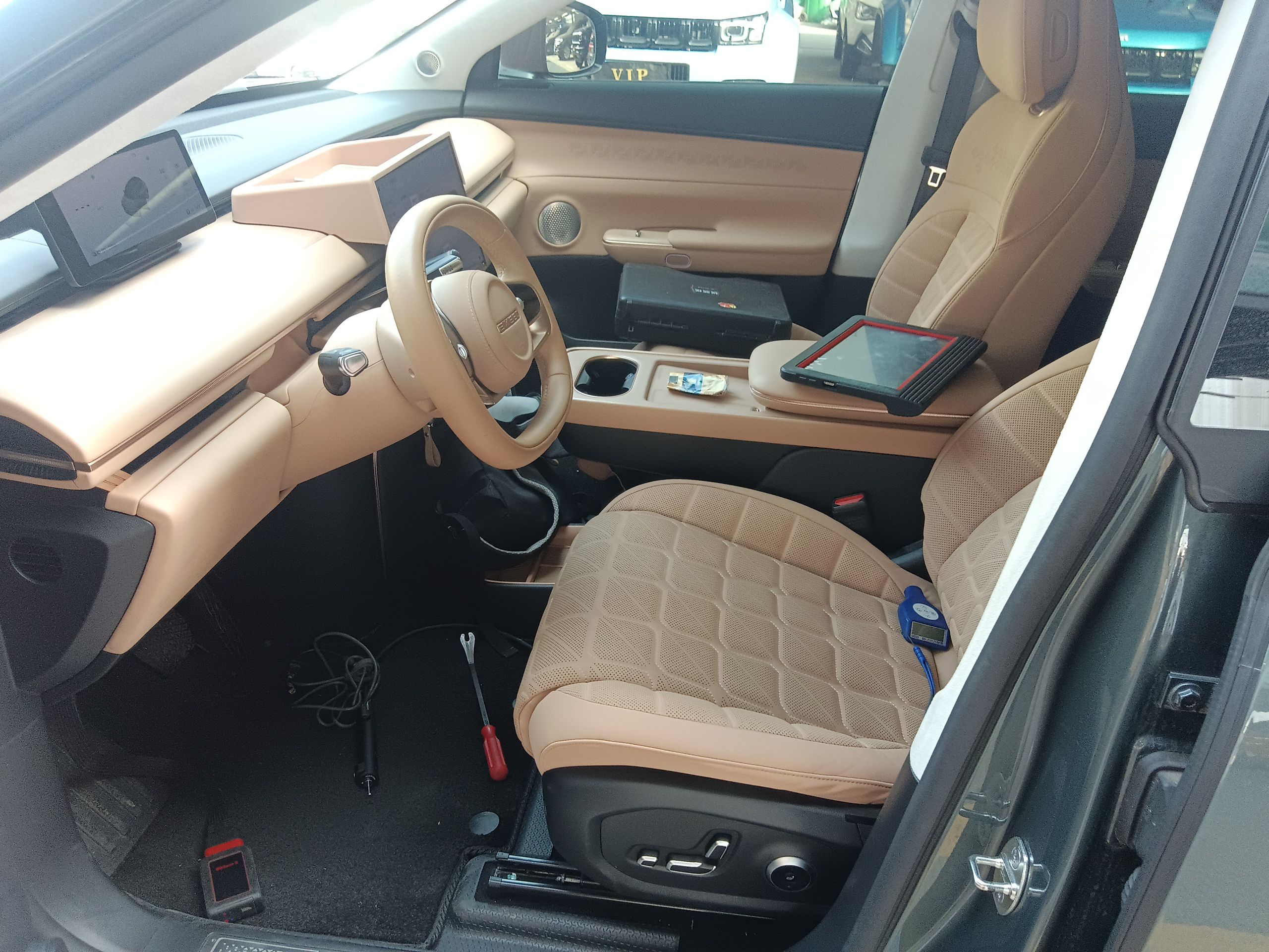 المقاعد الأمامية داخل السيارة