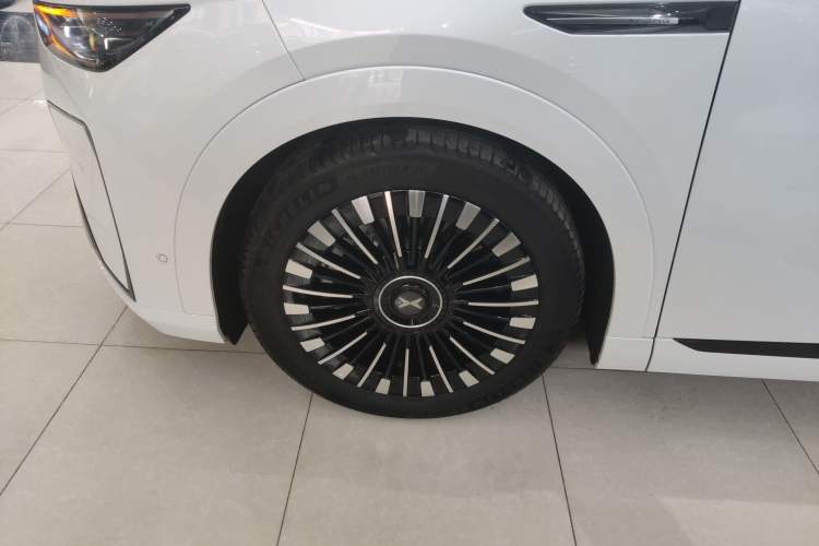 Used XPeng X9 2026 Model—Range-Extended Version 1602 Ultra Left Front Wheel Hub