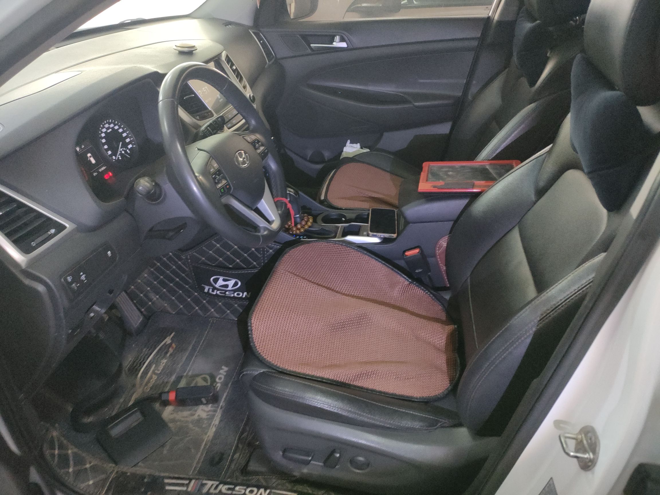 المقاعد الأمامية داخل السيارة