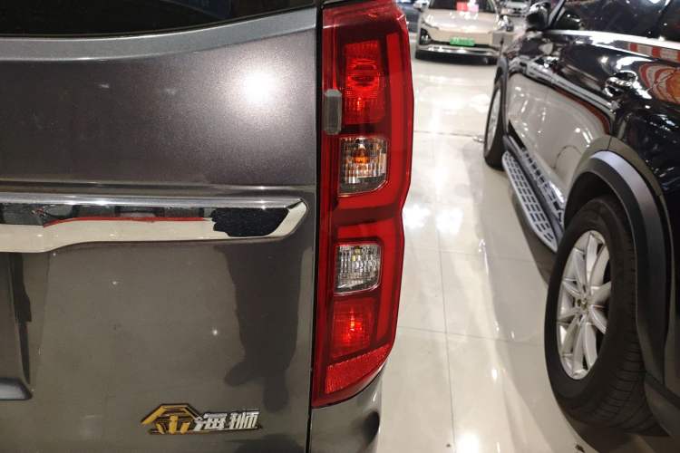 Used Jinbei Gold Hiace 2023 1.5L Passenger Vehicle Engineering Lion 5/6/7 Seater