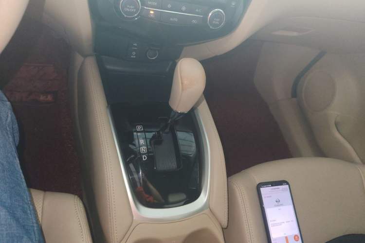 Used Nissan X-Trail 2014 2.5L CVT Luxury Edition 4WD Gear Lever