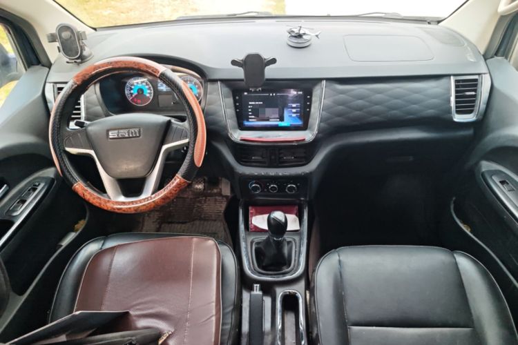 Used Jinbei Gold Hiace 2023 1.5L Passenger Van Travel Lion 5/6/7-Seater with Central Air Conditioning Center Console