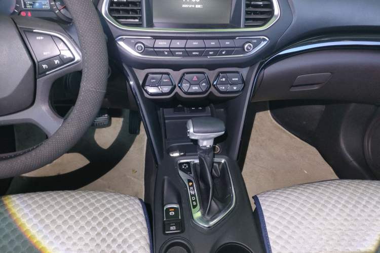 Used GAC Trumpchi GS4 2017 235T Automatic Two-Wheel Drive Luxury Smart Connectivity Version Gear Lever