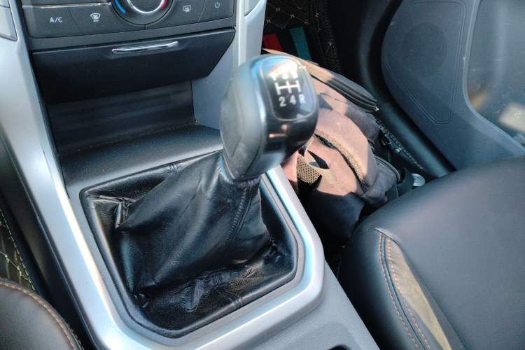 Used SAIC MAXUS T60 2017 2.8T Diesel Manual Two-Wheel Drive Low-Profile Comfort Version Long Wheelbase China V Emission Standard
