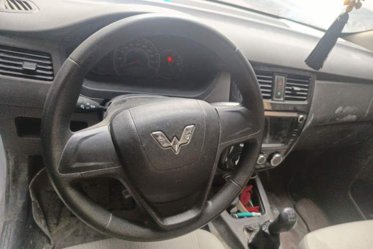 Used Wuling Rongguang V 2016 1.5L Standard Version
